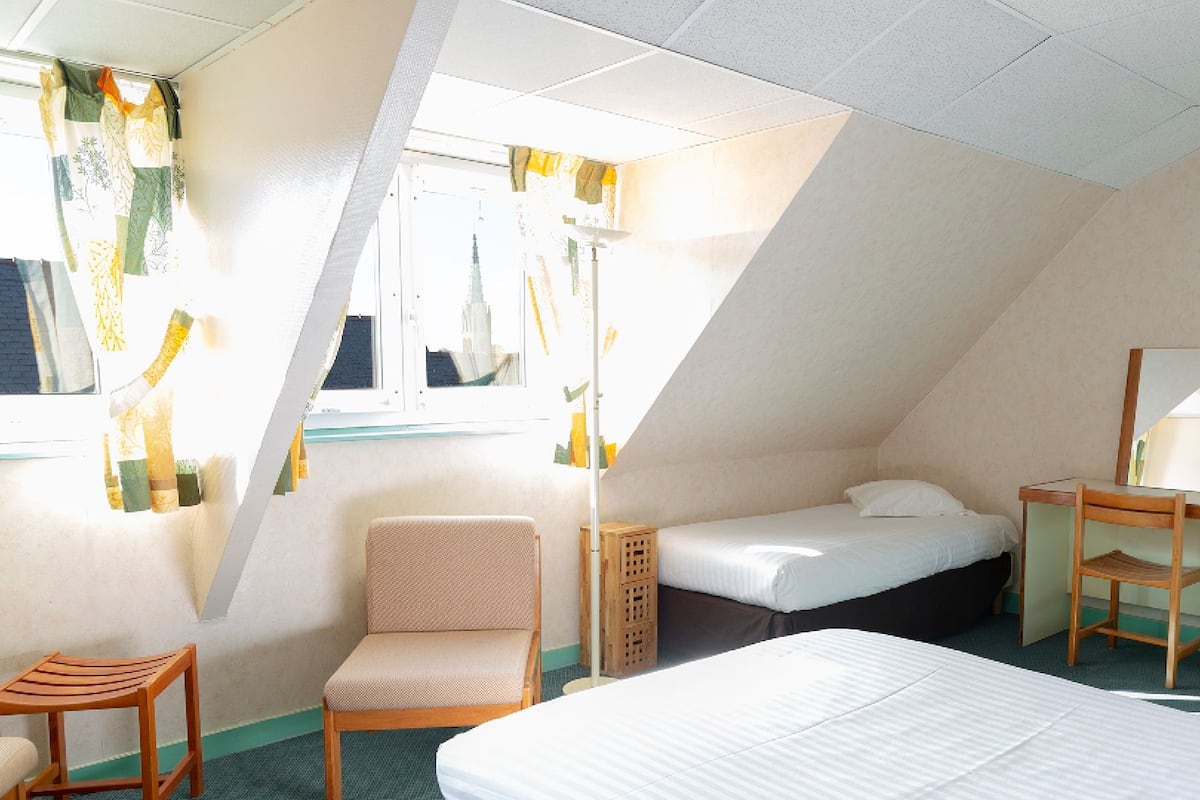 Vierpersoonskamer | Een bureau, babybedden, gratis wifi, beddengoed