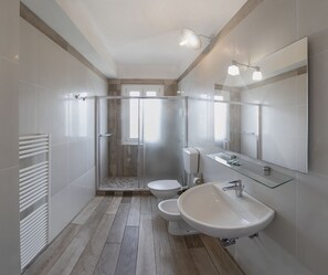 Shower, rainfall showerhead, free toiletries, hair dryer - Albergo Serena (Arcola)