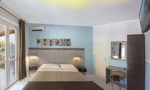 Cofres nos quartos, individualmente decorados, escrivaninha