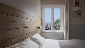 Doppelzimmer zur Einzelnutzung | Zimmersafe, individuell dekoriert, Schreibtisch, Verdunkelungsvorhänge