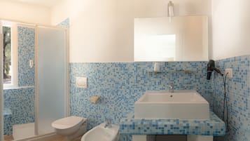 Dusche, Regendusche, kostenlose Toilettenartikel, Haartrockner