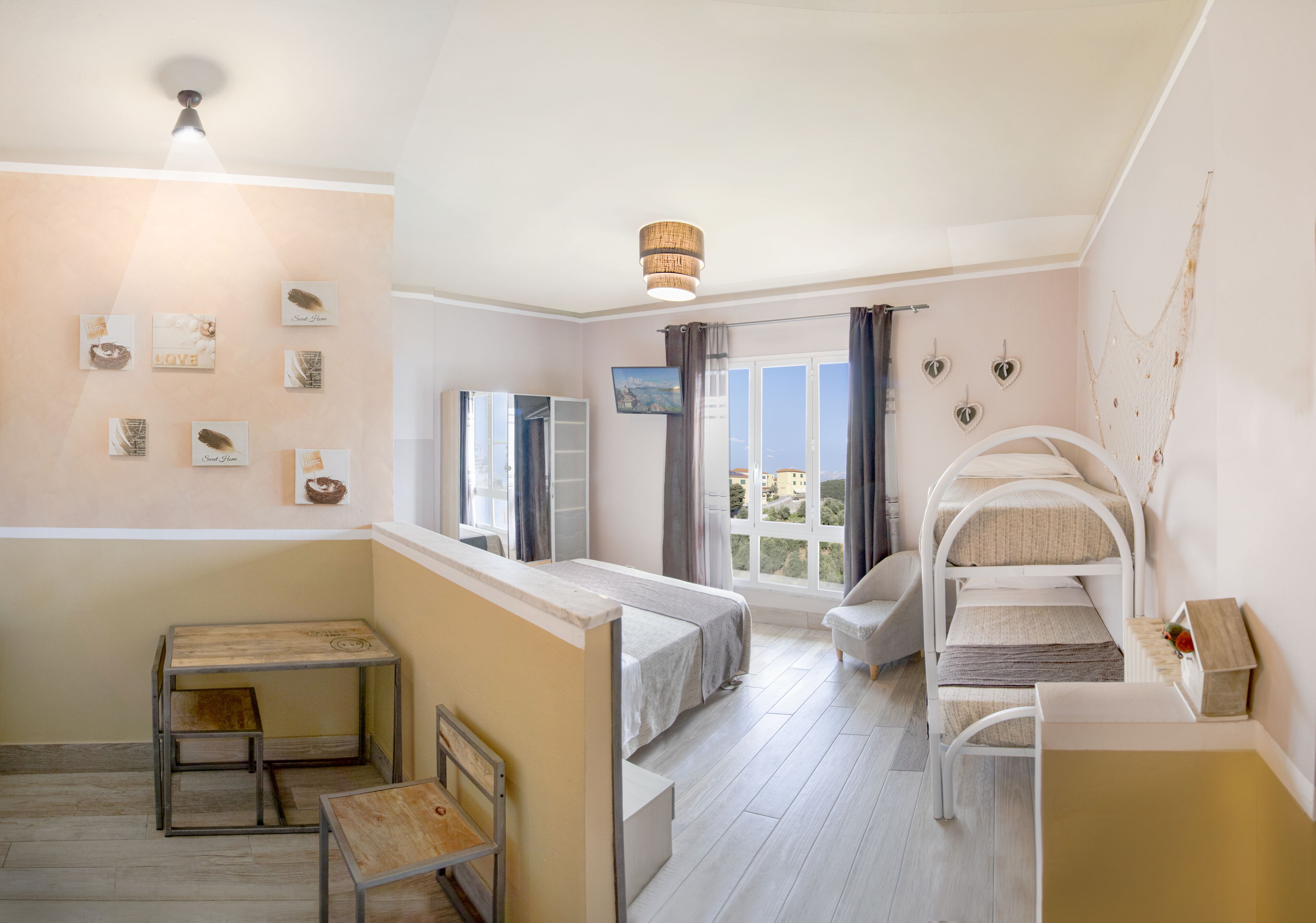 Un dormitorio con literas, un escritorio y una silla.