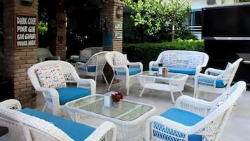 2 bars/lounges, poolside bar