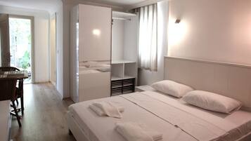 Habitación junior | Ropa de cama de alta calidad, minibar, caja fuerte