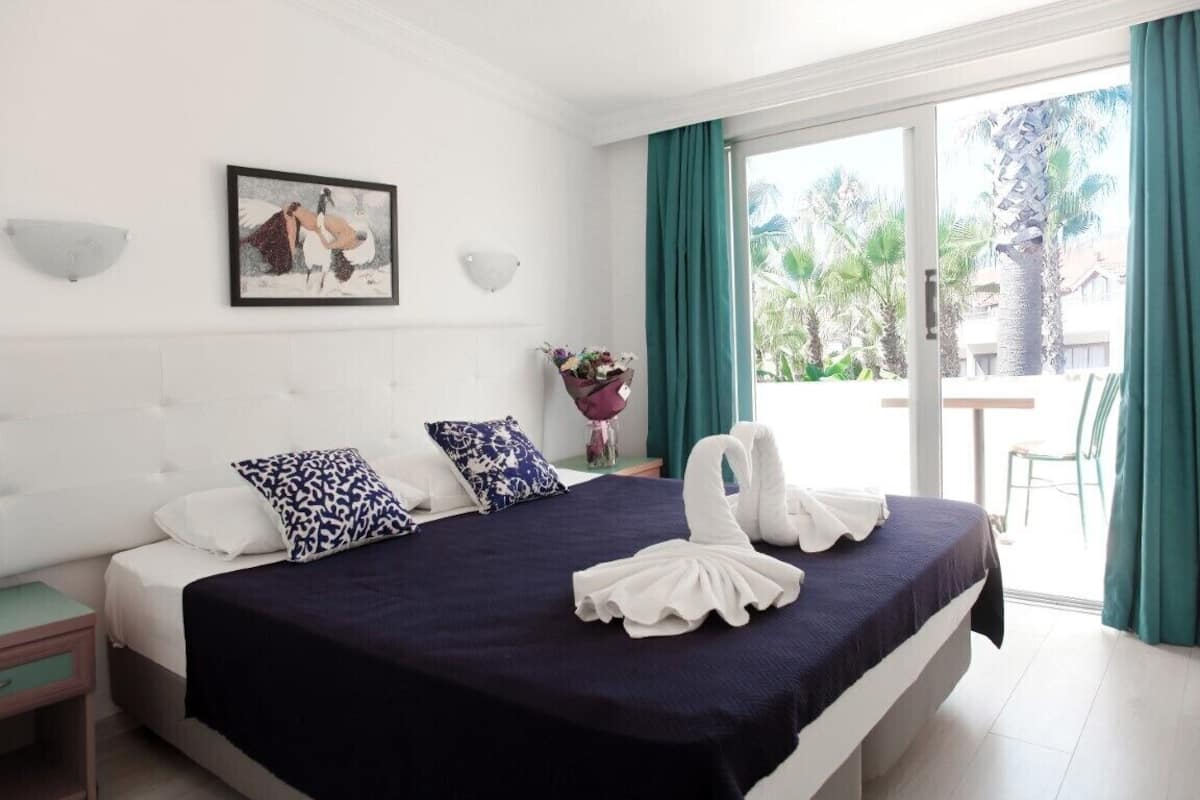 Standaard kamer | Luxe beddengoed, een minibar, een kluis op de kamer, een bureau