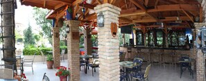2 bares, bar junto a la piscina