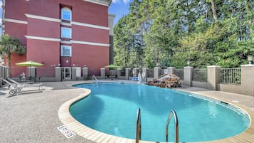 Piscine extérieure, chaises longues