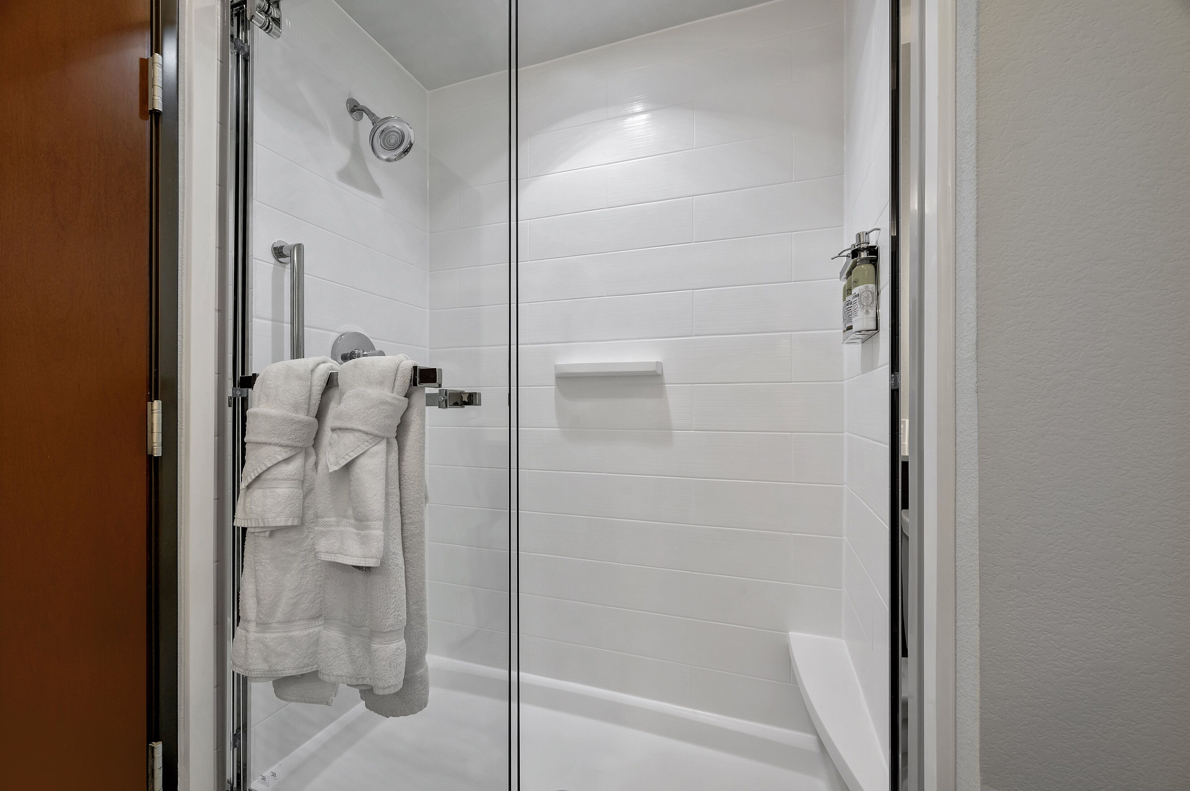 combined shower/bathtub, free toiletries, towels