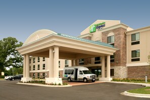 A hotel with a covered entrance, a van parked in front, and a clear sky. - Holiday Inn Express Hotel & Suites Madison-Verona by IHG (Verona)