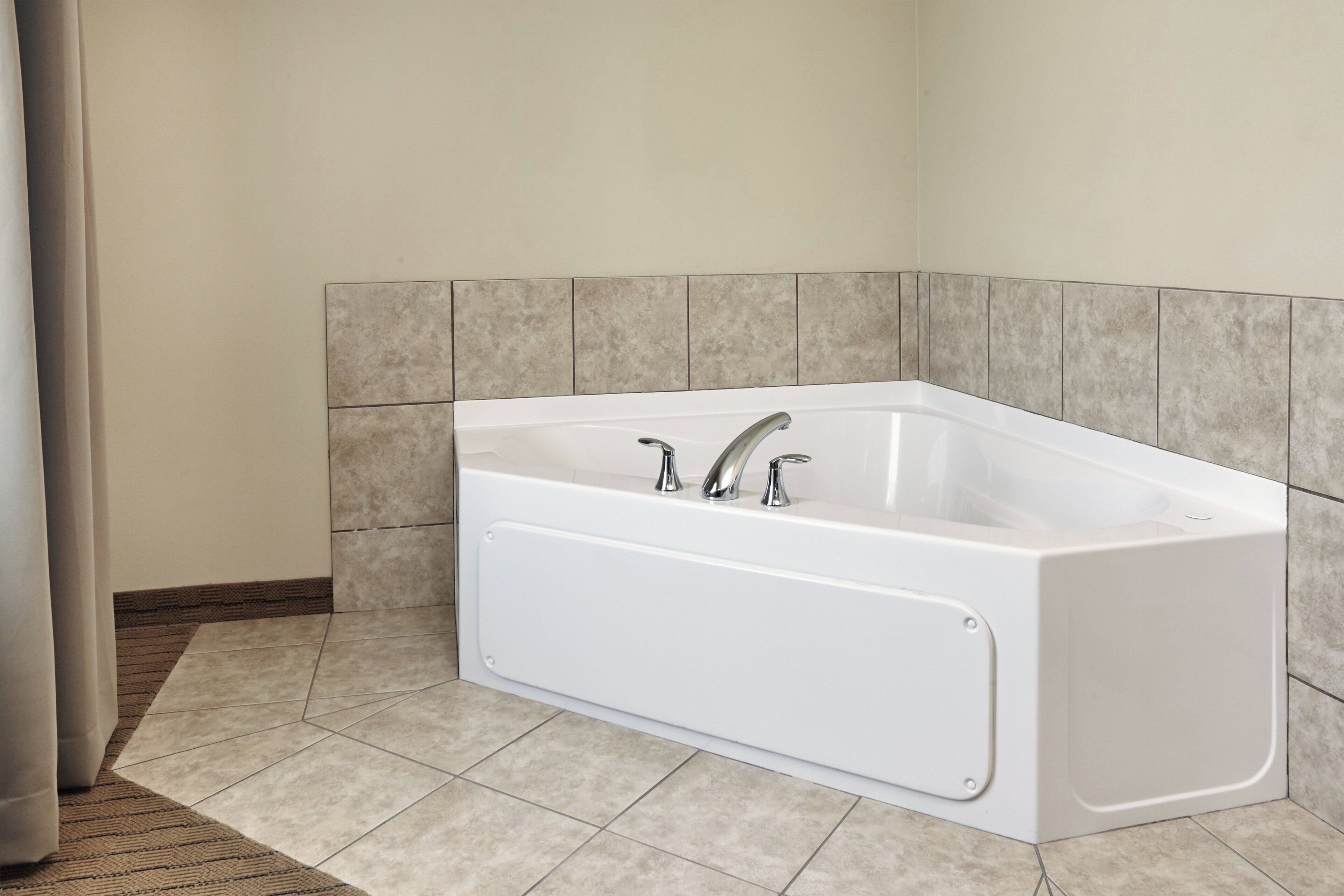 Un baño moderno con bañera independiente, ducha y retrete.