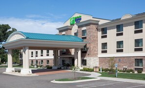Un hôtel Holiday Inn Express doté d’une entrée abritée, d’une façade en briques et d’un parking.