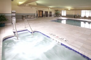 Kolam renang indoor, dengan kursi berjemur