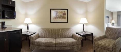Suite, 1 chambre | Coin séjour | Télévision LED