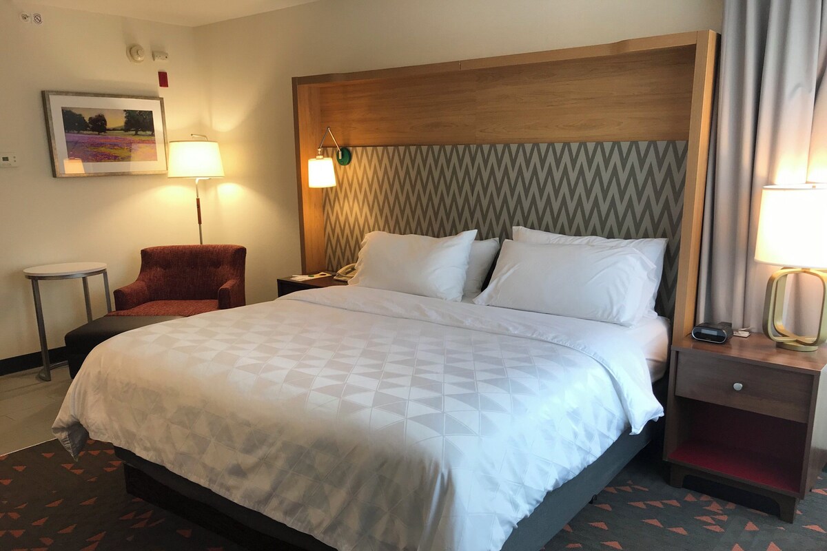 Suite, 1 King Bed, Accessible (Comm & Mobil, Accessible Tub) | In-room safe, desk, iron/ironing board, free cots/infant beds