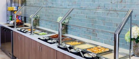 Se ofrece un desayuno bufé (7.95 USD por persona)