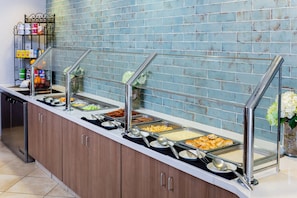 Petit déjeuner buffet (7.95 USD par personne)