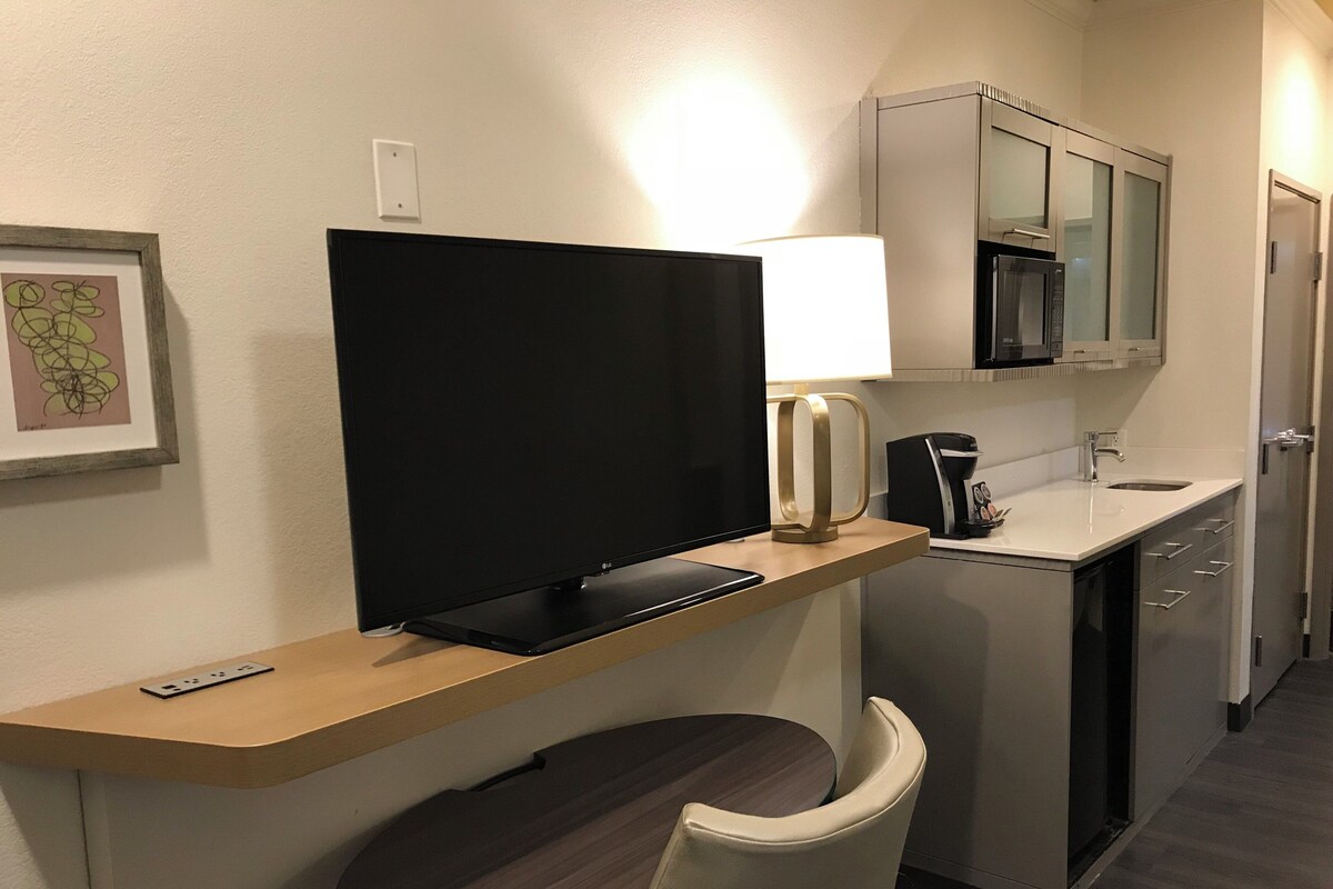 Suite, 1 très grand lit | Bureau, espace de travail pour ordinateurs portables