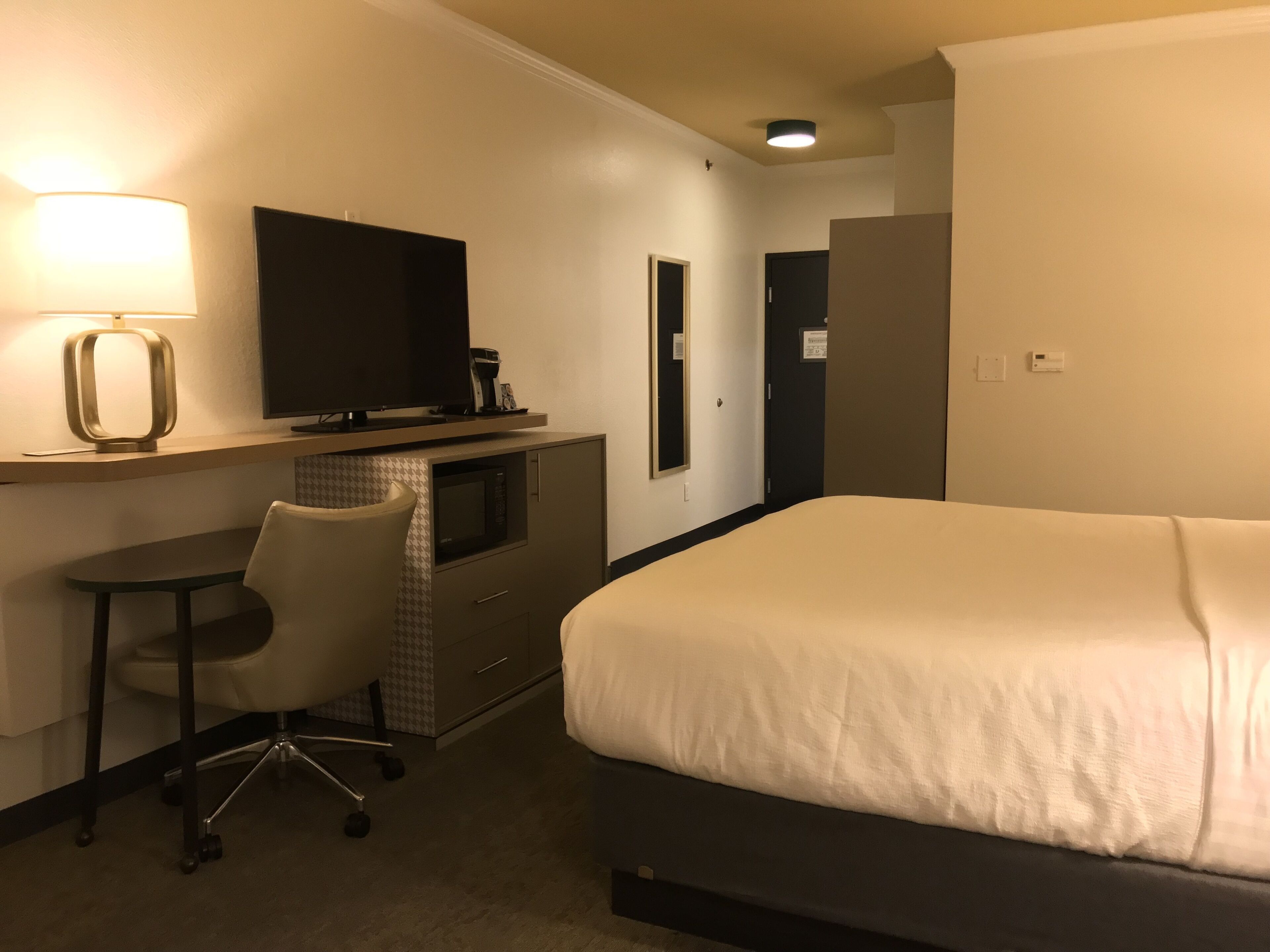 Standard Room, 1 King Bed | Desk, laptop workspace, iron/ironing board, free cribs/infant beds