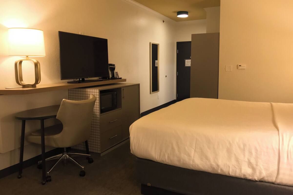 Standard Room, 1 King Bed | Desk, laptop workspace, iron/ironing board, cribs (free)