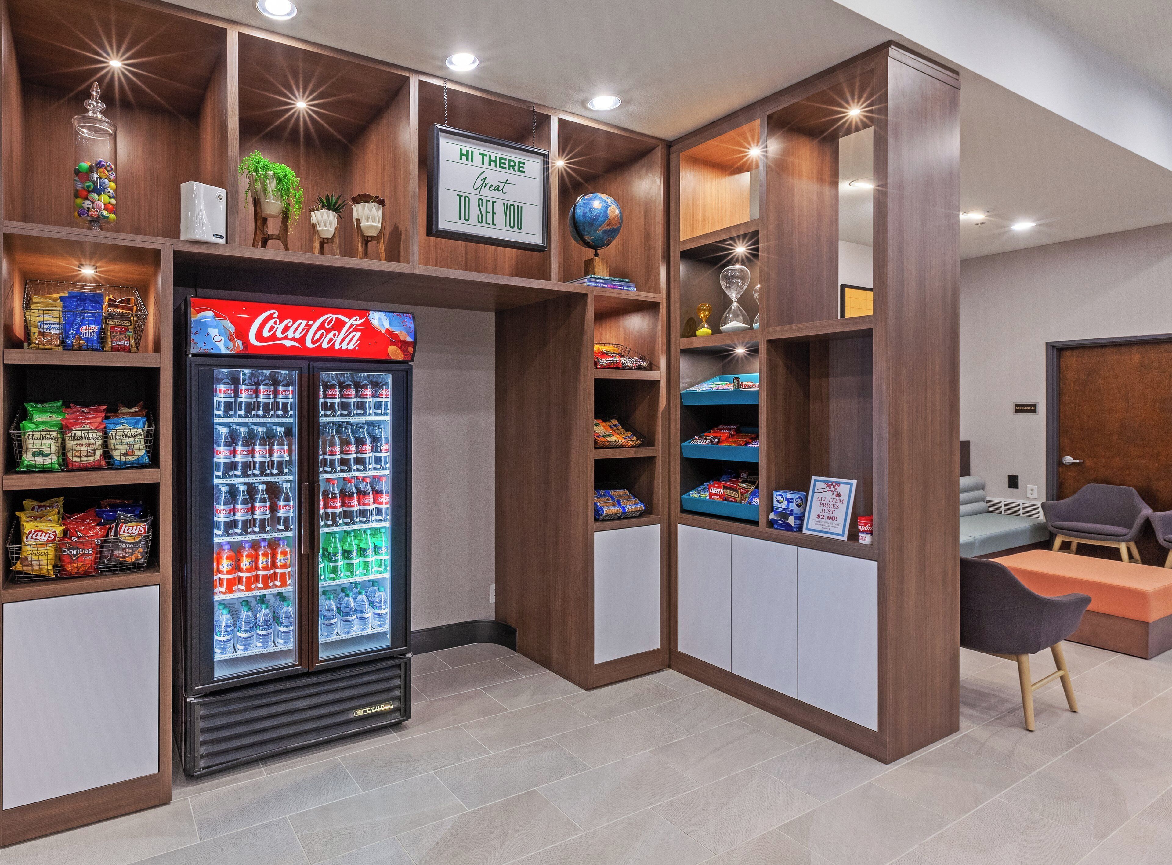 Een automaatruimte met snacks, Coca-Cola en waterflessen.