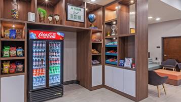 Zona de venta con aperitivos, Coca-Cola y botellas de agua.
