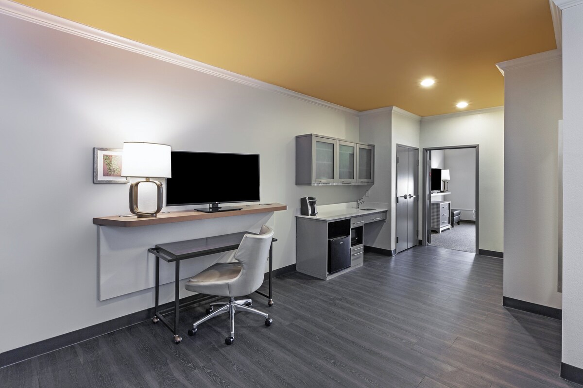 Suite, 1 très grand lit (Mobility) | Bureau, espace de travail pour ordinateurs portables