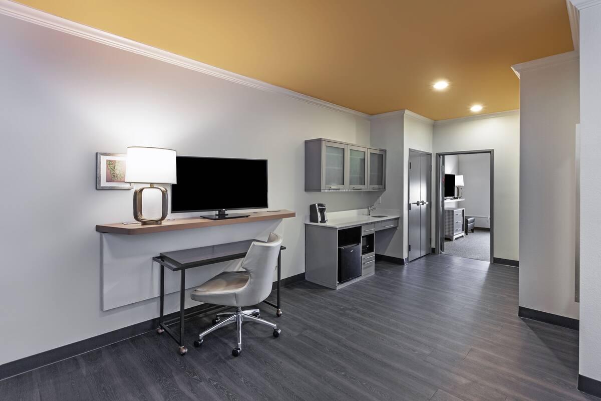 Suite, 1 Tempat Tidur King, shower transfer (Mobility) | Meja kerja, ruang kerja ramah laptop, dan setrika/meja setrika