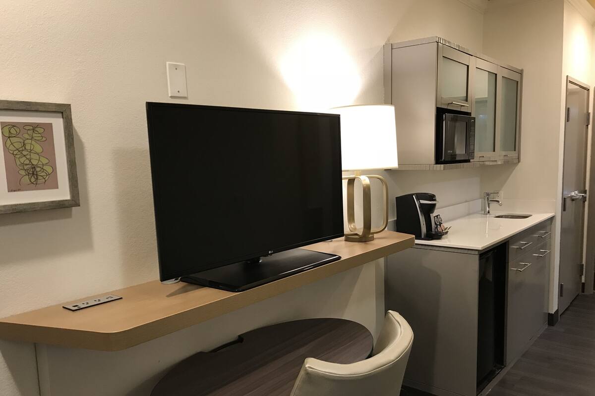Suite, 1 Tempat Tidur King | Meja kerja, ruang kerja ramah laptop, dan setrika/meja setrika