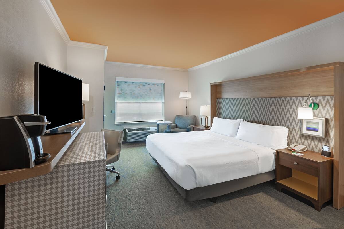 Standard Room, 1 King Bed, Accessible (Communications) | Desk, laptop workspace, iron/ironing board, cribs (free)