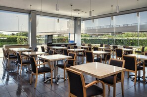 Free daily buffet breakfast - Holiday Inn Express Malaga Airport by IHG (Málaga)