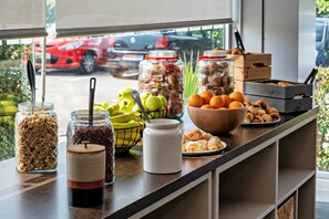 Free daily buffet breakfast  - Holiday Inn Express Malaga Airport by IHG (Málaga)