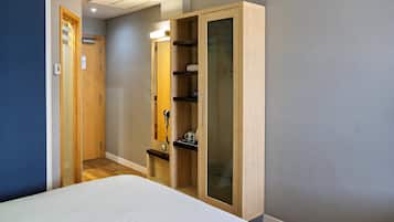 Schreibtisch, Verdunkelungsvorhänge, schallisolierte Zimmer