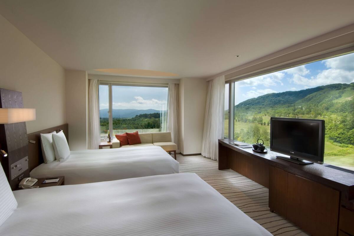 twin deluxe panorama | in-room safe, free cots/infant beds, wifi, bed sheets