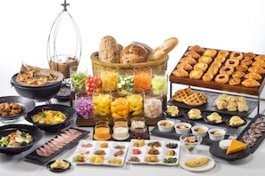 Desayuno buffet diario (JPY 5000 por persona)