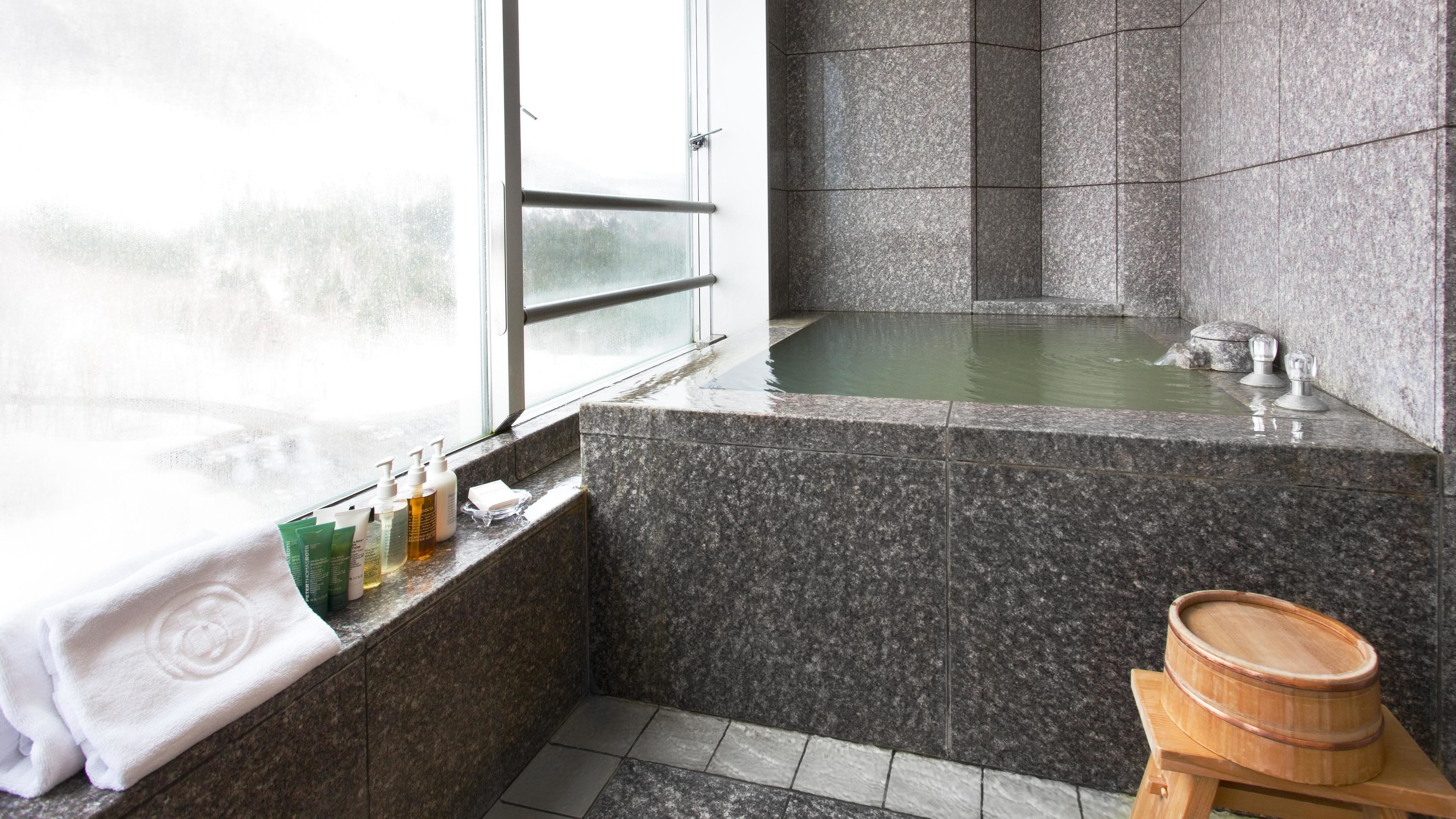 suite room | bathroom | combined shower/bathtub, free toiletries, hair dryer, slippers