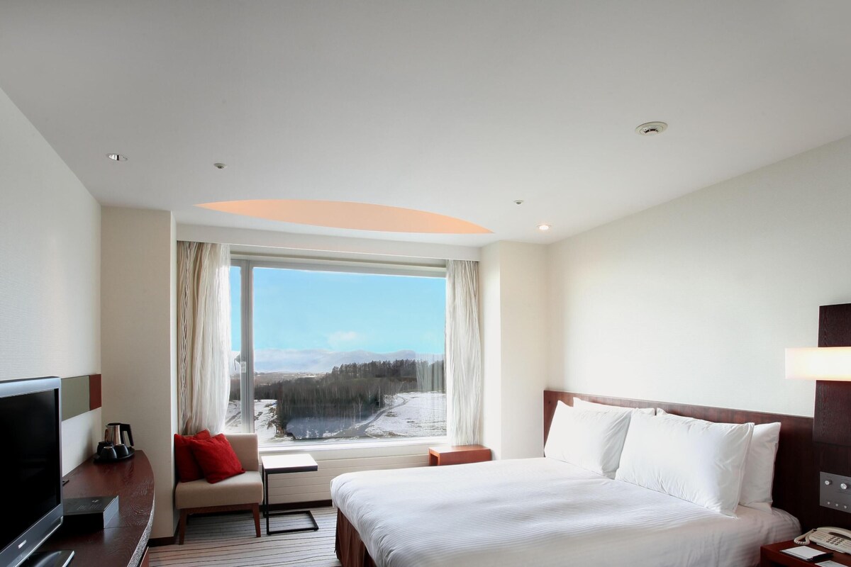 King Deluxe Family | In-room safe, cribs (free), WiFi (surcharge), bed sheets