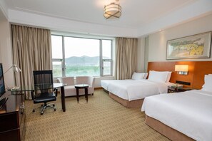 Premium Room, 2 Katil Kelamin (Double) | Bar mini, peti besi dalam bilik, meja, ruang kerja komputer riba 