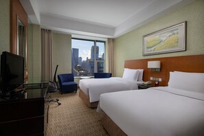 Minibar, in-room safe, desk, laptop workspace - Holiday Inn Chengdu Century City-EastTower by IHG (Chengdu)