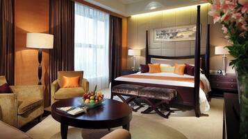 Minibar, Zimmersafe, Schreibtisch, laptopgeeigneter Arbeitsplatz