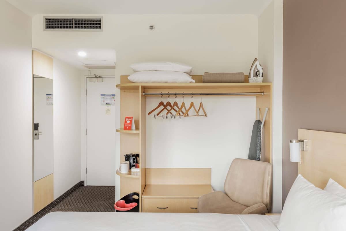 Standard Room, 1 Queen Bed