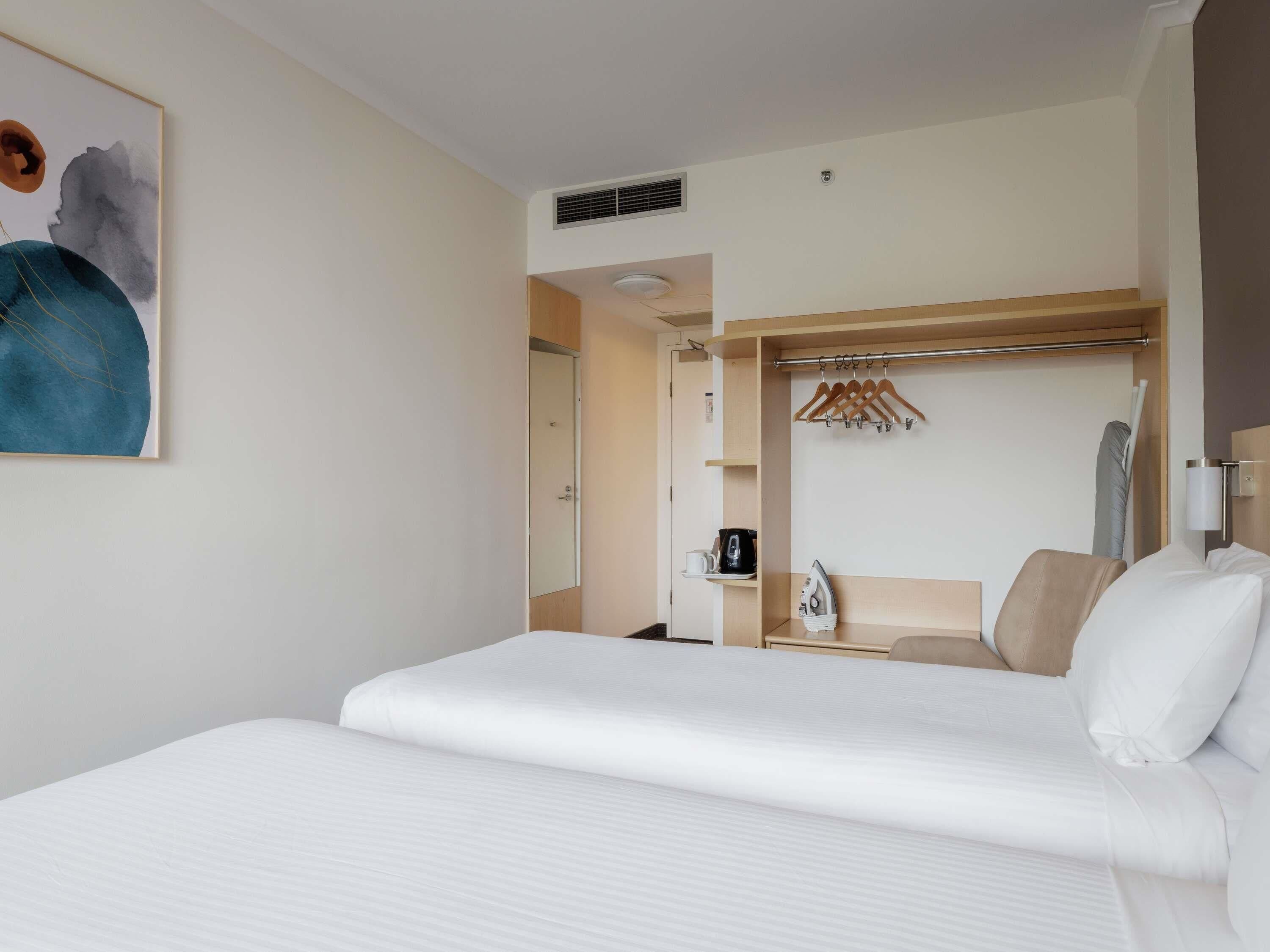 Standardzimmer, 2 Einzelbetten | Zimmersafe, Schreibtisch, laptopgeeigneter Arbeitsplatz