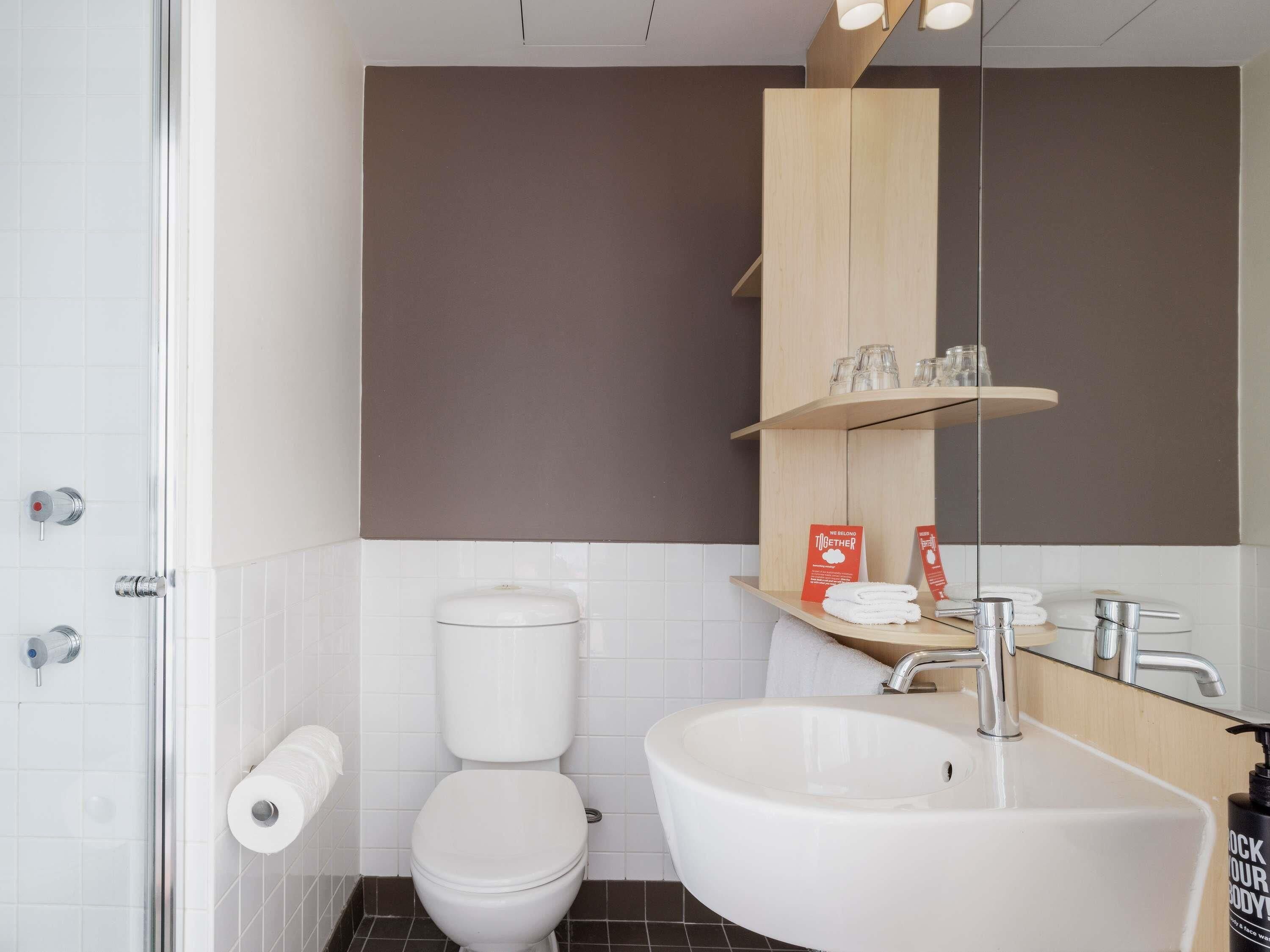 Zimmersafe, Schreibtisch, laptopgeeigneter Arbeitsplatz