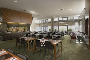 2 restaurants, lunch, dinner served; international cuisine