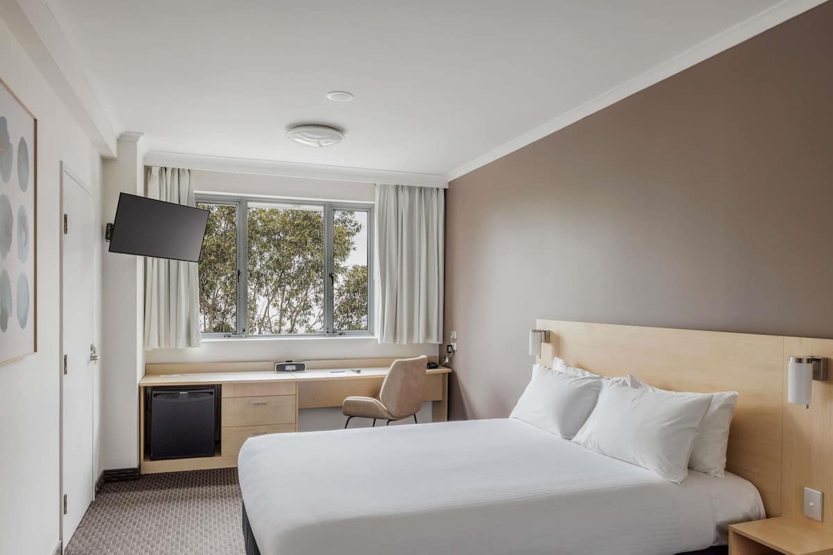 Standard Room, 1 Double Bed | In-room safe, desk, laptop workspace, iron/ironing board