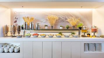 2 restaurants, lunch, dinner served; international cuisine