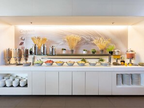 2 restaurants servant le déjeuner, spécialités Cuisine internationale