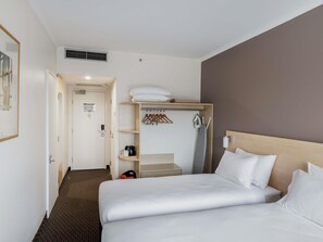 Standaard kamer, 2 eenpersoonsbedden | Een kluis op de kamer, een bureau, een laptopwerkplek