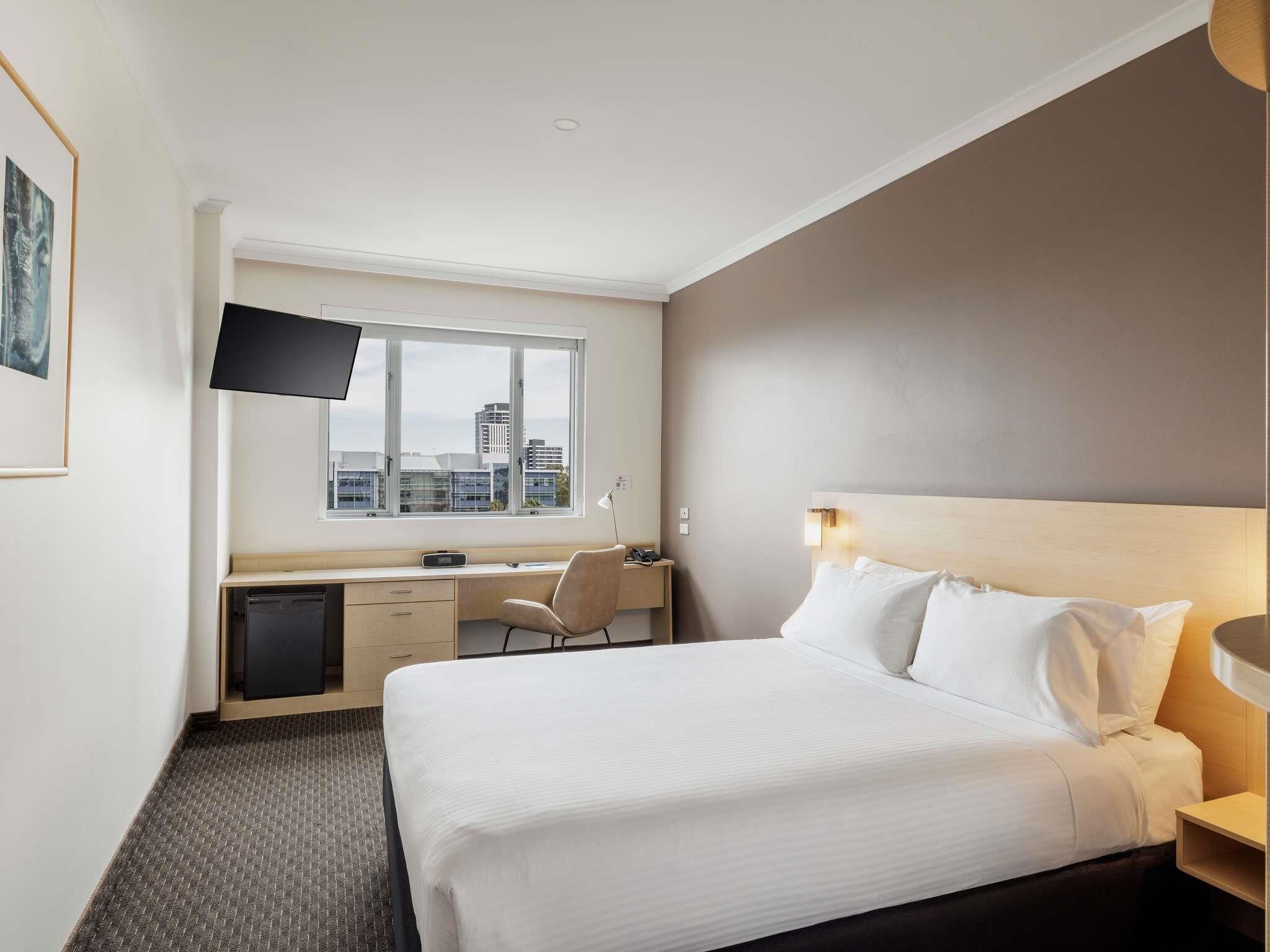 Standard Room, 1 King Bed | In-room safe, desk, laptop workspace, iron/ironing board