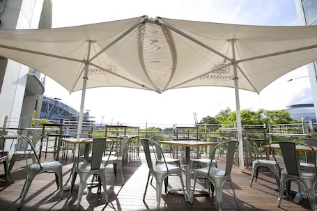 2 restaurants, lunch, dinner served; international cuisine