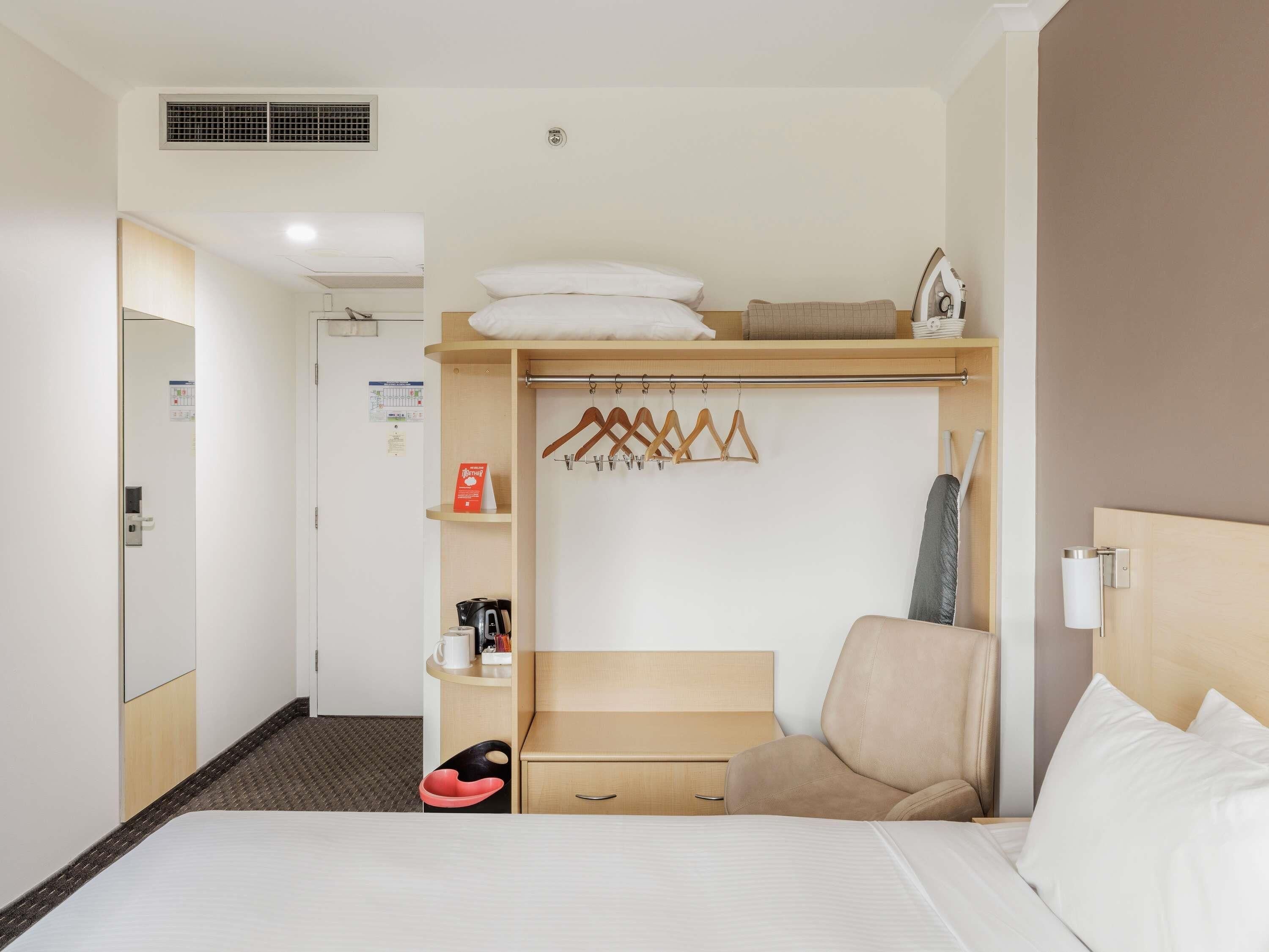 Standardzimmer, 1 Queen-Bett | Zimmersafe, Schreibtisch, laptopgeeigneter Arbeitsplatz